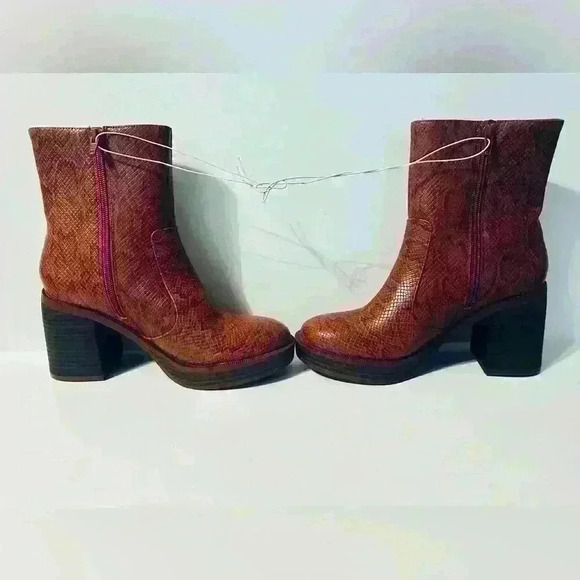 Universal Thread | Women’s Size 6.5, Brown Faux Leather Snakeskin Jenna Platform - Picture 1 of 7